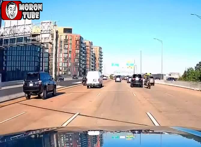 Video :Motorcyclist completely misses overtaking, falls and is hit by a car